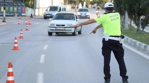 2025'in trafik cezaları belli oldu kırmızı ışık, drift, emniyet şeridi ihlali, çakarlı araçlar