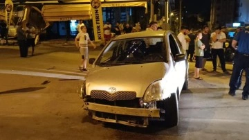 Adana'da minibüs ile otomobil çarpıştı: 4 yaralı
