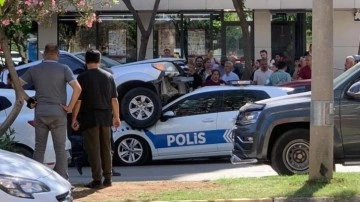 Adana'da pikap polis aracının üzerine çıktı: 1'i polis, 2 yaralı