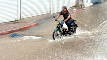 Adana'da sağanak hayatı olumsuz etkiledi