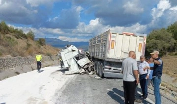 Adana'da 2 TIR ve bir minibüsün karıştığı kazada 3 ölü