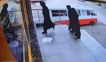 Adana'da çarşaflı 3 erkek kuyumcu soymaya kalktı