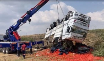 Adana'da domates yüklü kamyon şarampole devrildi