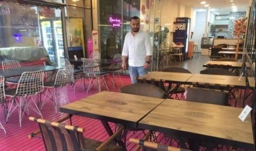 Adana'da işe alınmayınca masalara tükürdü