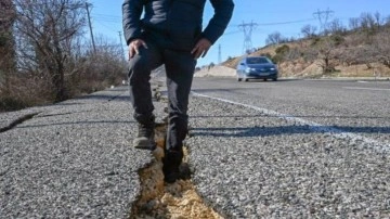 Adıyaman'da kara yollarında oluşan yarıklar onarılıyor