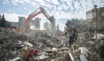 Adıyaman'da OHAL Valisi hasarlı binaya memur çağırdı