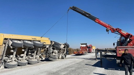 Afyonkarahisar'da korkutan kaza: Lastiği patlayan TIR devrildi