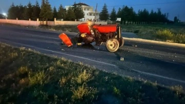 Afyonkarahisar'da feci kaza! Otomobilin çarptığı traktör 3 parçaya bölündü, 2 kişi yaralandı
