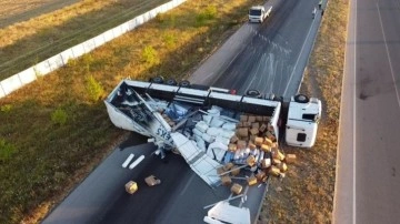 Afyonkarahisar'da tır devrildi, yol kapandı, 1 kişi yaralandı!