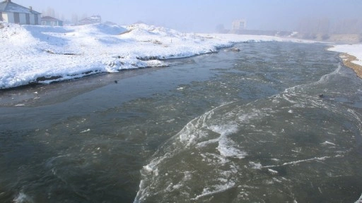 Ağrı buz kesti Murat Nehri'nden buz kütleleri aktı