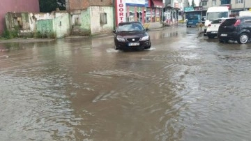 Ağrı'da sağanak; yollar göle döndü, sürücüler zor anlar yaşadı