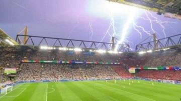 Almanya - Danimarka maçına damga vuran olay! Futbolcular sahayı terk etti