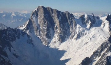 Alplerin zirvesinde fotoğraf çekmeye çalışan kişi düşerek öldü