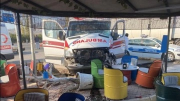 Ambulans ile kamyon çarpıştı! Çok sayıda yaralı var