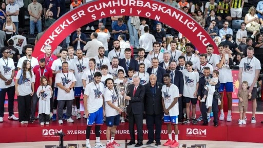 Anadolu Efes kupayı Cumhurbaşkanı Erdoğan'ın elinden aldı!