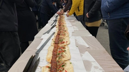 Ankara'da 106 metre Adana kebabı ikram edildi