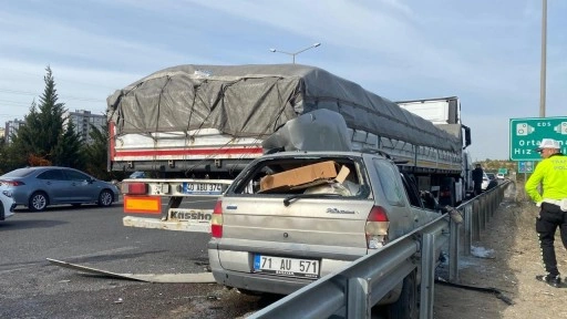 Ankara'da park halindeki TIR’a çarpan otomobildeki 2 kişi öldü