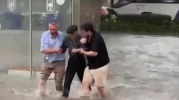 Ankara'da sağanak yağış: Caddeler göle döndü, evleri su bastı!