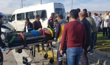 Ankara'da hafif ticari araç ile servis minibüsü çarpıştı: 8 yaralı