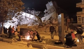 Antakya ve Defne’de her yer karanlık, tek ışık iş makinelerinin etrafında var