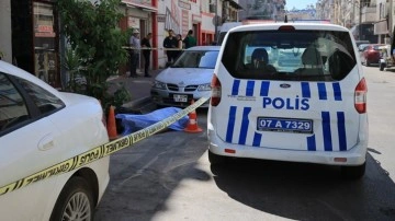 Antalya'da bir kişi kaldığı pansiyonun önünde ölü bulundu