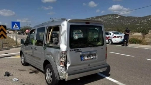 Antalya’da motosiklet ile hafif ticari araç çarpıştı: 2 yaralı