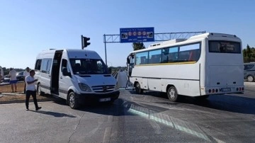 Antalya'da servis aracı tur arabasıyla çarpıştı: Yaralılar var