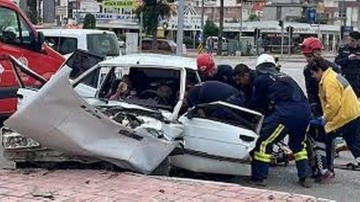 Antalya'da iki otomobilin çarpıştığı kazada 3 kişi yaralandı