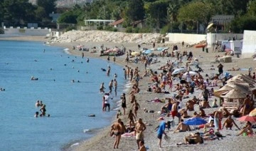 Antalya'da sahiller doldu: Hava ve deniz suyu sıcaklığı 25 dereceyi gördü