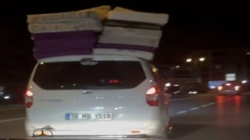 Aracın iki katı yatakla trafiğe çıkan sürücü tehlike saçtı! O anlar kameralara yansıdı