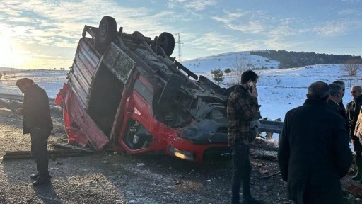 Ardahan'da kamyonet ile tır çarpıştı: 3 kişi yaralandı