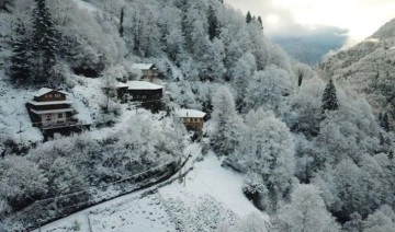 Artvin'de kardan 8 köy yolu kapandı, 2 okul tatil edildi