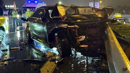 Ataşehir'de 6 otomobil birbirine girdi: 1 ölü 2 yaralı