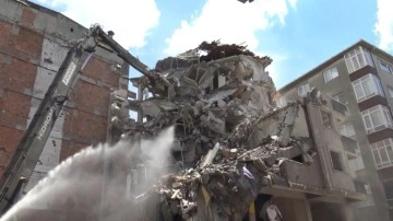 Avcılar'da 6 katlı apartman böyle yıkıldı