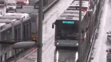 Avcılar'da metrobüs kaza yaptı: 2 kişi yaralandı