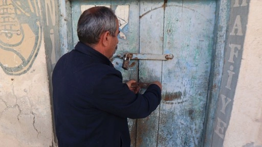 Babasının öldüğü gün kapattığı köy bakkalı 30 yıl önceki haliyle duruyor