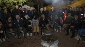 Bakan Özer çadır kentteki öğrencilerle bir araya geldi