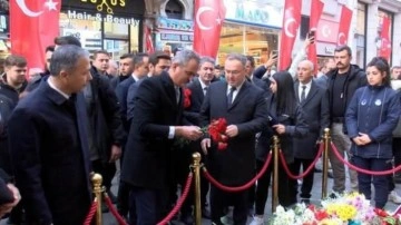 Bakan Özer, İstiklal Caddesi'ne karanfil bıraktı