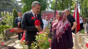 Bakan Tekin'den 15 Temmuz Şehitliği'ne ziyaret