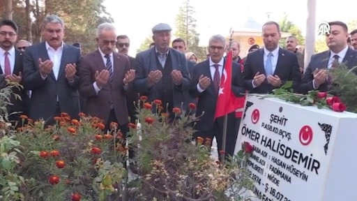 Bakan Uraloğlu, şehit Ömer Halisdemir'in kabrini ziyaret etti