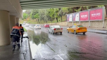 Bakırköy'de alt geçit suyla doldu! Trafik durma noktasında