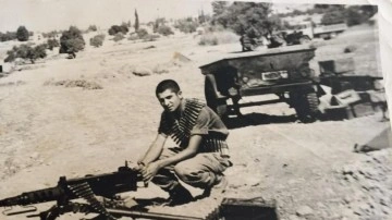 Barış Harekatı'nda kullandığı silahı yeniden bulup fotoğraf çektirdi