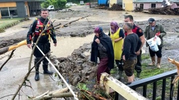 Bartın'da sel felaketi! Ekipler seferber oldu: Mahsur kalan 70 kişi helikopterle kurtarılıyor!