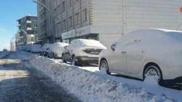 Başkale’de araçlar kara gömüldü, 27 yerleşim yerinin yolu kapandı