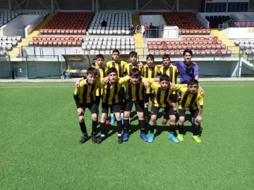 Bayburt Ortaokulu futbol takımı bölge şampiyonu