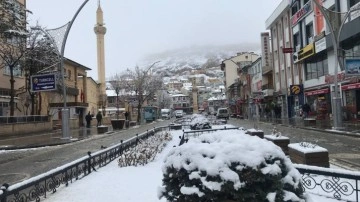 Bayburt pazar gününe kar yağışıyla uyandı