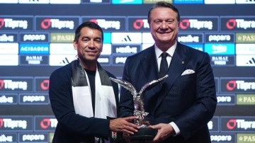 Beşiktaş, yeni teknik direktörü Giovanni van Bronckhorst için imza töreni düzenledi