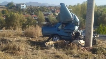 Beton direğe çarpan otomobilin yarısı yok oldu!