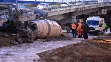 Beton mikseri viyadükten uçtu ölen var! İzmir'de korkunç kaza