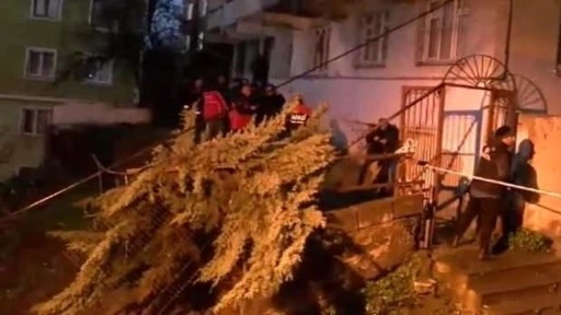 Beyoğlu'nda istinat duvarı çöktü! 2 bina için tahliye kararı